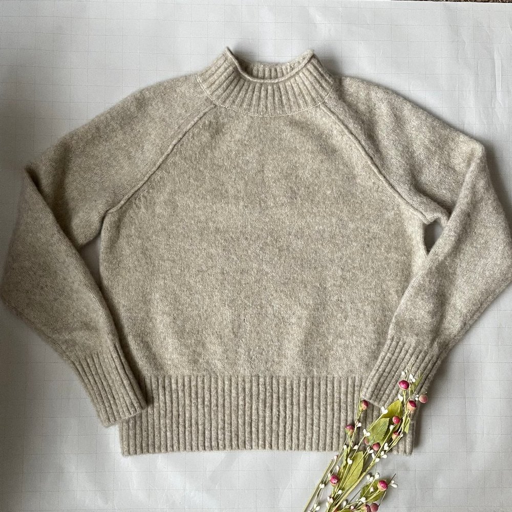 LIKE NEW Banana Republic Beige Mock Neck Wool Sweater Size Small